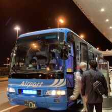 空港着（乗車率70%～思いの外混んでた）