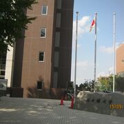 世田谷区役所に隣接しています。