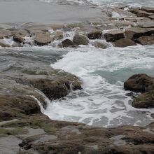 海とは思えない水の流れ