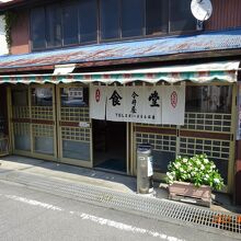 お店の入口。油断していると頭をぶつけそうになります（笑）