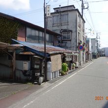 周りの建物の中で異彩を放つ、木造の建物