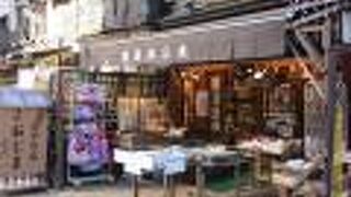 伝法院通りに建っています