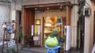 たくさんの手拭いやタオル、風呂敷が並んでいます