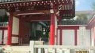 山門前には石造りの地蔵尊が安置されています。