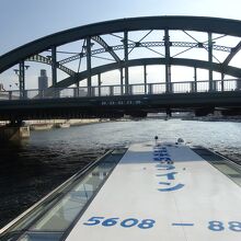 隅田川には高さの低い橋が多い。