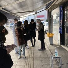 むしろ、クルマで来店の客が多い