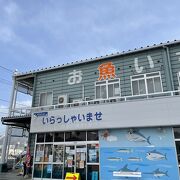 気仙沼の内湾に面した海産物や物産品の店