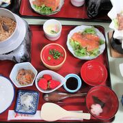 ２階の食堂では温泉豆腐と季節の釜めし御膳を食べました。１階では野菜果物、お土産品を販売しています。