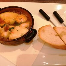 エビとカマンベールチーズのアヒージョ