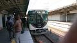 車窓には大阪とは思えない景色が広がる。