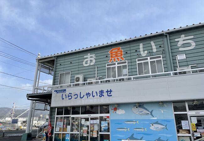 気仙沼の内湾に面した海産物や物産品の店