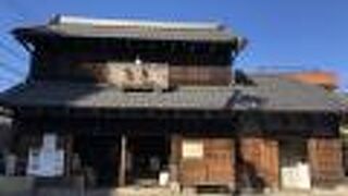 建物前の広場にはベンチもあります。