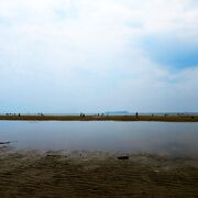 水鏡で有名になった遠浅のビーチ。