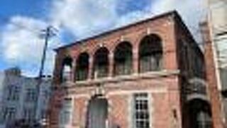 何ともレトロなレンガ造りの建物