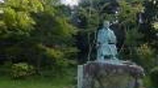 狩野芳崖銅像