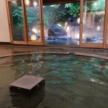 屋内の浴場からも露天風呂の景色が見えて良し。