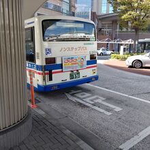 川崎駅前に停車する臨港バス