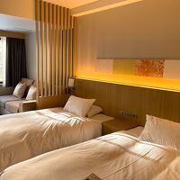 フロント左側７階建ての東館