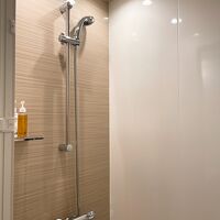 洗面室の隣りシャワーブース