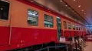 かつての大糸線「キハ52」の車内外を無料で見学可能。壊されてしまった赤レンガ車庫のアーチもあり、往時を知る者には懐かしすぎます…