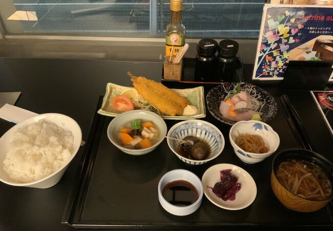 海鮮料理が充実している直江津駅前ホテルのレストラン。年末年始もやってるし、駅界隈の食事に超オススメ！