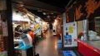 まるでお好み焼きのテーマパークみたいな雰囲気です