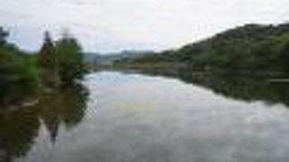 しっかりとした堤防で守られたため池が中心