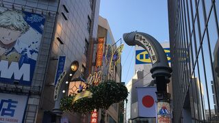 渋谷にある賑やかな通り