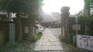 旧東海道近くにある浄土宗寺院