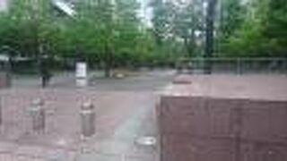 品川インターシティ前にある人工的な公園