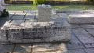 舟から、あるいは対岸からだとよく見えます。