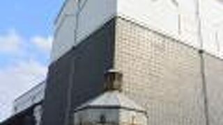 コンサートホールや会議室などの施設です。