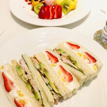 奥の写真は、連れが頼んだメニューです。