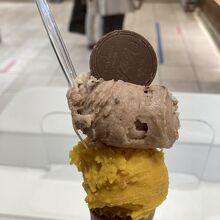 お店の前のスタンドで食べられます