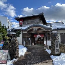 駅を出て10秒で着きます。