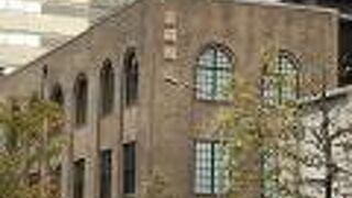 中庭をきれいにいかした緑の多い建物