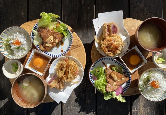 海を眺めながら美味しい食事ができるお店