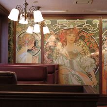 ミュシャの絵がリッチでゴザンショ、オホホホホ～