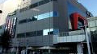 ショッピングモールをふくむ複合ビルです。