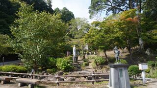 小山のような場所に整備された公園