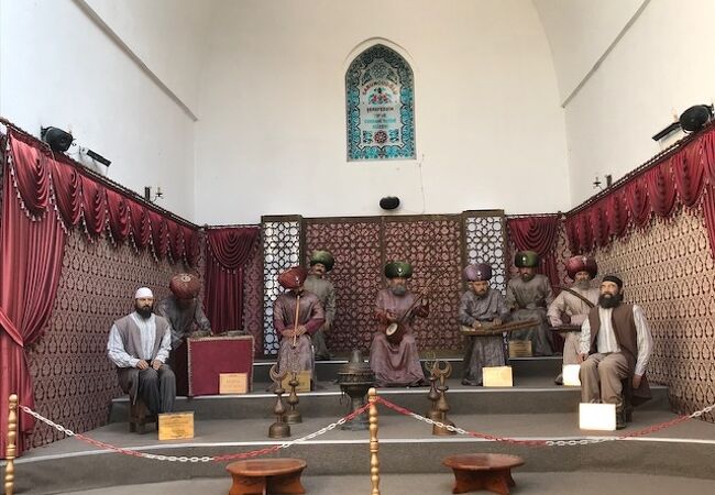 外観は神学校のような形