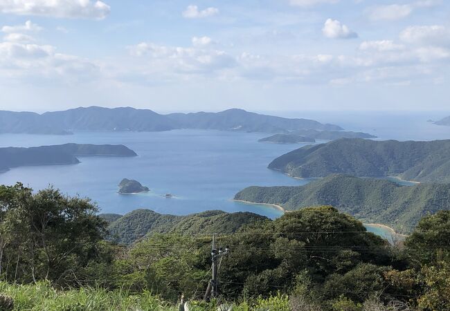 リアス式海岸の加計呂麻島が見える