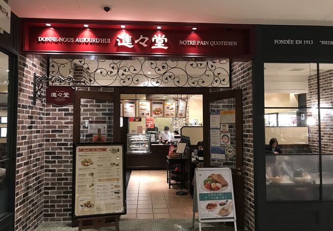 イートインコーナーがあるラクエ四条烏丸店 