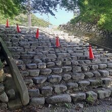 本丸があった公園中心部への石段。滑りやすいので要注意。