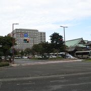 博多駅から博多港を一直線に結ぶ大きな通り