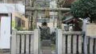 マンションに挟まれています