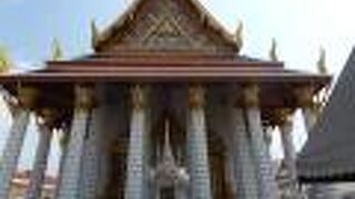 本堂にはご本尊の仏様の他、台座の下にはラーマ2世の遺骨