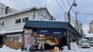 市内の便利な立地にある市場