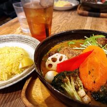 揚げチキンレッグと野菜のスープカレー