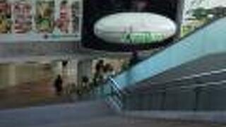 食料品販売店が多い